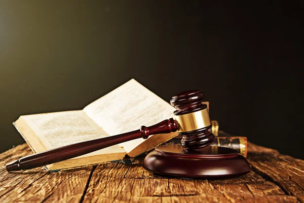 Wooden gavel and books on wooden table — Stock Photo, Image