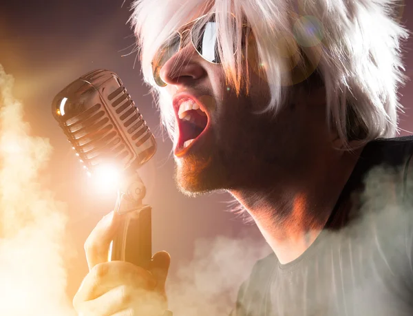Rock cantante gritando — Foto de Stock