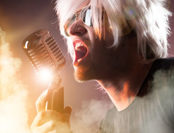 Cantora de rock gritando — Fotografia de Stock