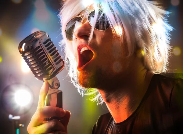 Cantora de rock gritando — Fotografia de Stock