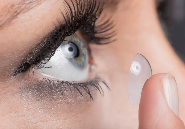 Jeune femme Insérer une lentille de contact — Photo