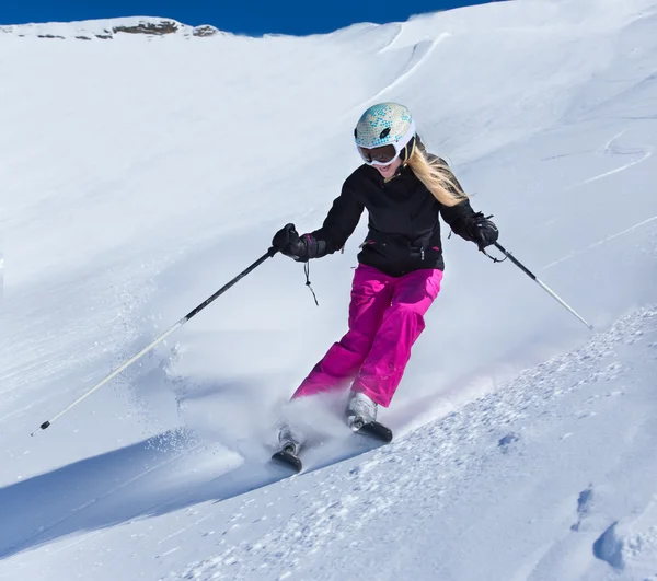 Skiër in hoge bergen — Stockfoto