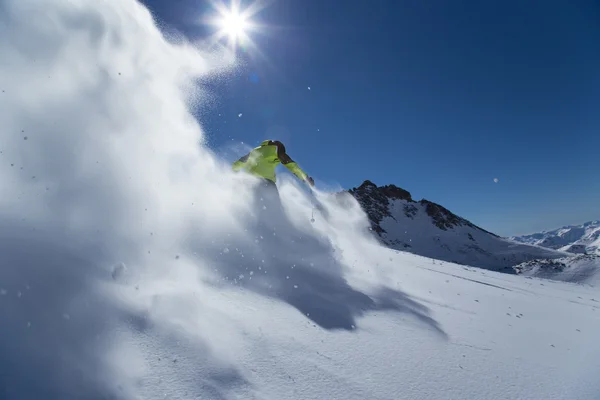 Sciatore in alta montagna — Foto Stock