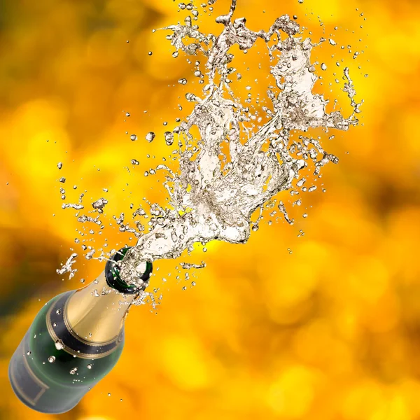 Garrafa de champanhe em explosão — Fotografia de Stock
