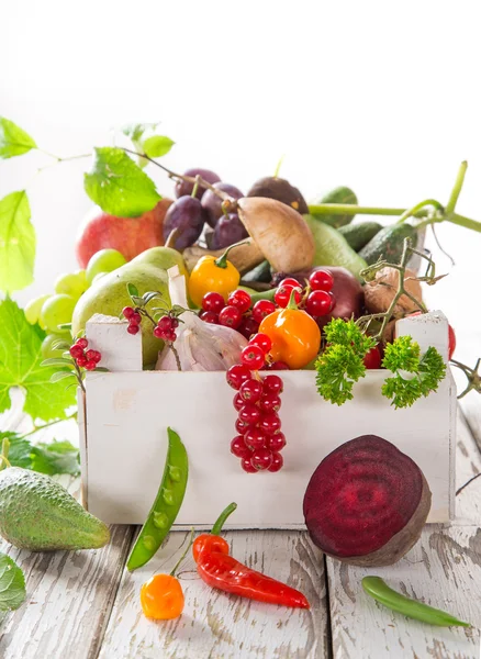 Vegetales orgánicos saludables en mesa de madera — Foto de Stock