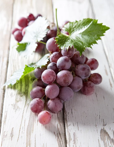 Uvas na mesa de madeira — Fotografia de Stock