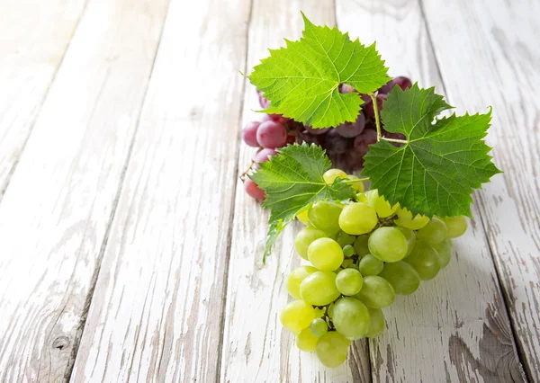 Grapes on wooden table — Stock Photo, Image