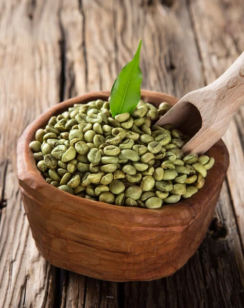 Granos de café verdes en tazón de madera —  Fotos de Stock