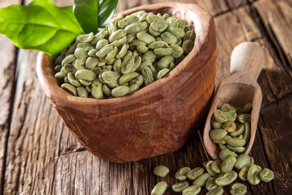 Granos de café verdes en tazón de madera — Foto de Stock