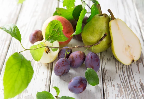 Hälsosamma ekologiska grönsaker på träbord — Stockfoto