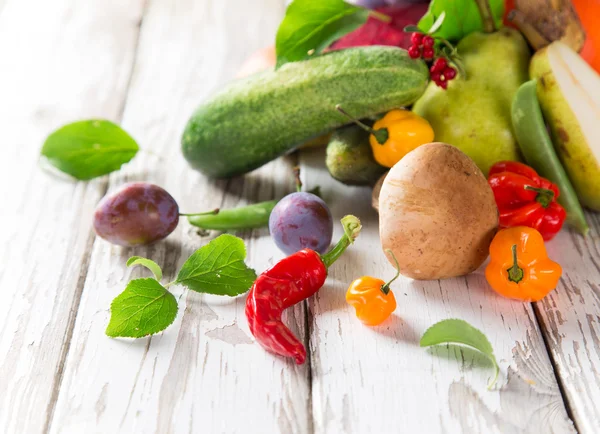 Vegetales orgánicos saludables en mesa de madera — Foto de Stock