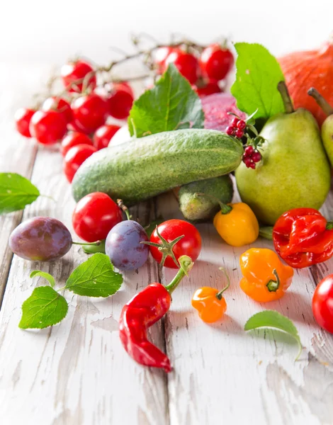 Healthy organic vegetable on wooden table — Stock Photo, Image