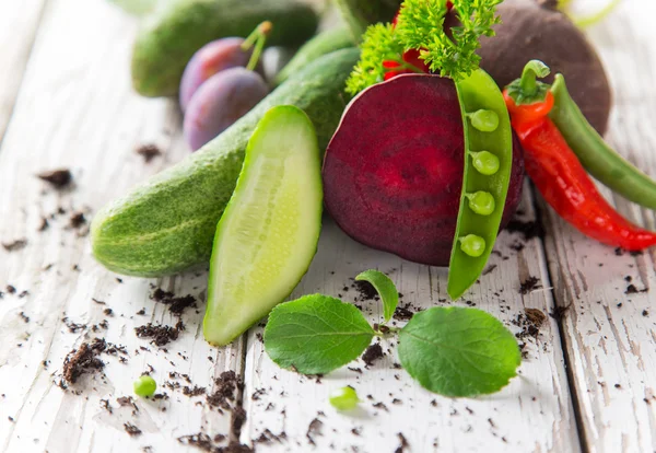 Vegetais orgânicos saudáveis na mesa de madeira — Fotografia de Stock