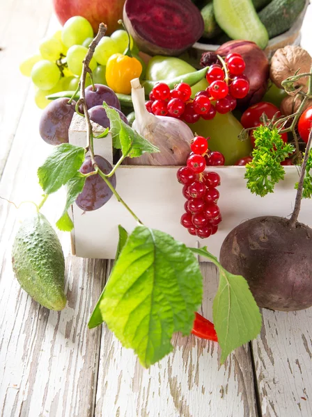 Healthy organic vegetable on wooden table — Stock Photo, Image