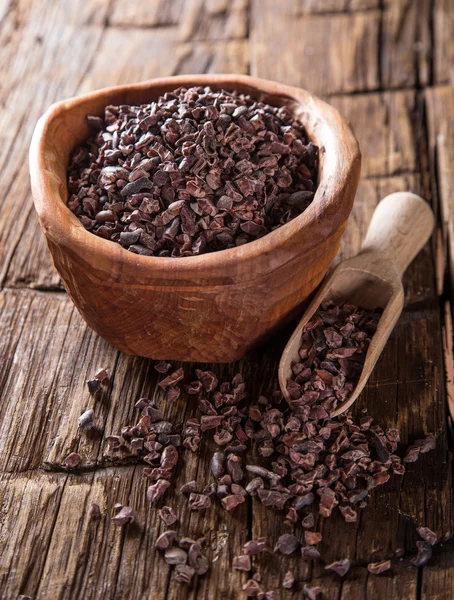 Vaina de cacao con tazón en una mesa de madera oscura . —  Fotos de Stock