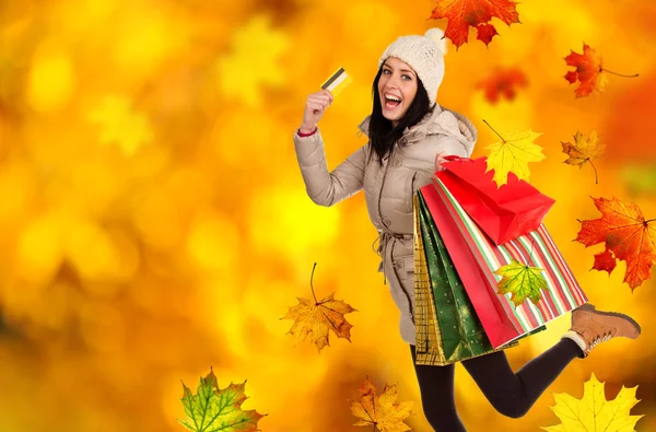 Genç güzel kadın, sonbahar alışveriş. — Stok fotoğraf