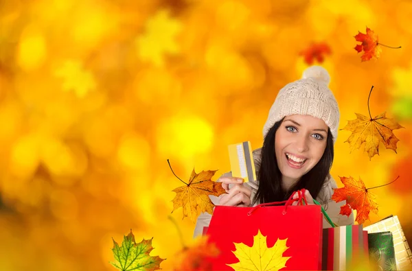 Ung vacker kvinna, hösten shopping. — Stockfoto