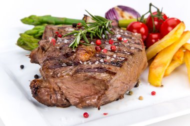 Beyaz arka planda biftekli biftek