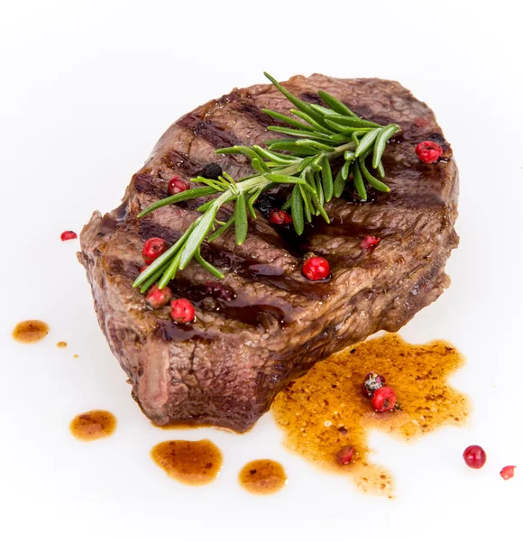 Hovězí steak na bílém pozadí — Stock fotografie