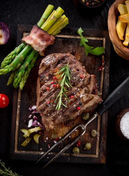 Bife de carne em mesa de madeira — Fotografia de Stock