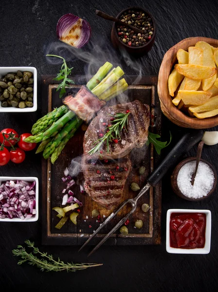 나무 테이블에 쇠고기 스테이크 — 스톡 사진