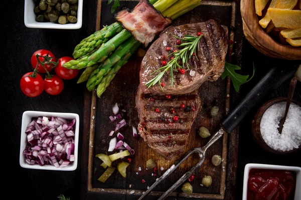 Bife de carne em mesa de madeira — Fotografia de Stock