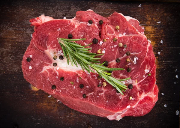 나무 테이블에 쇠고기 스테이크 — 스톡 사진