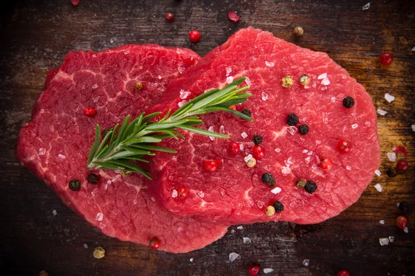 Bife de carne em mesa de madeira — Fotografia de Stock