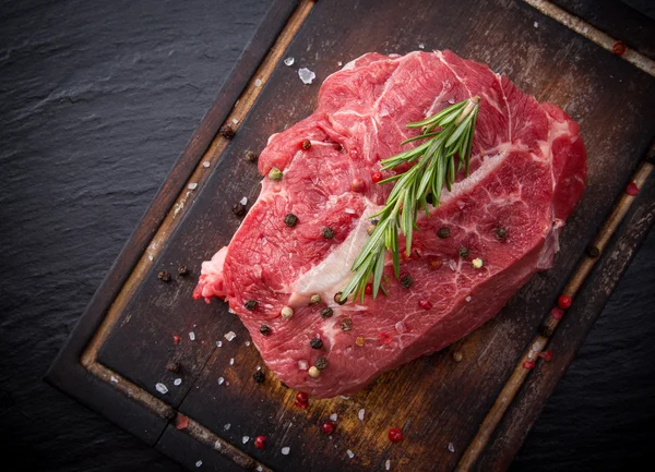 Hovězí steak na dřevěný stůl — Stock fotografie