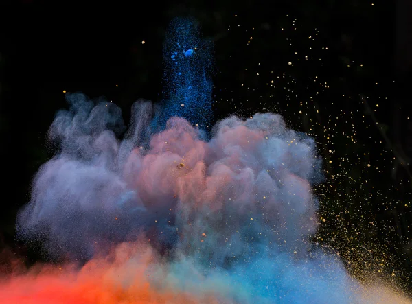 Kleurrijke poeder over zwarte gelanceerd — Stockfoto