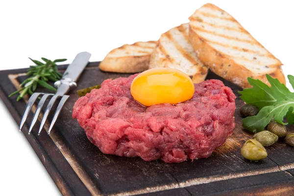 Frisches Rindfleisch-Tatar mit Ei — Stockfoto