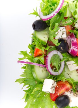 beyaz üzerine taze lezzetli salata