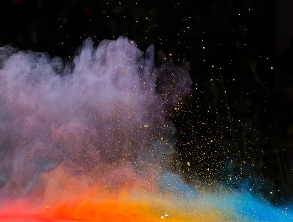 Kleurrijke poeder over zwarte gelanceerd — Stockfoto