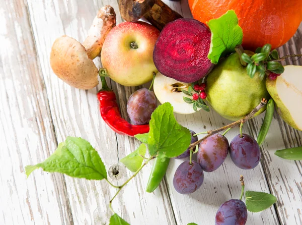 Sano vegetale biologico su tavola di legno — Foto Stock