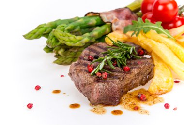 Beyaz arka planda biftekli biftek