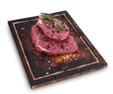 Tahtada çiğ biftek.