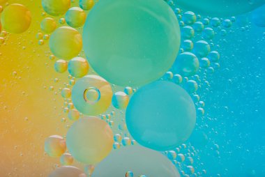 su yüzeyindeki petrol topraklar