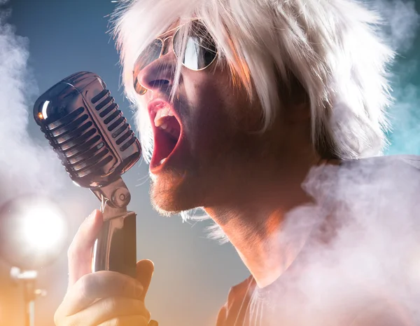 Rockový zpěvák s retro mikrofon — Stock fotografie