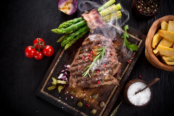 Bife de carne na mesa de pedra — Fotografia de Stock