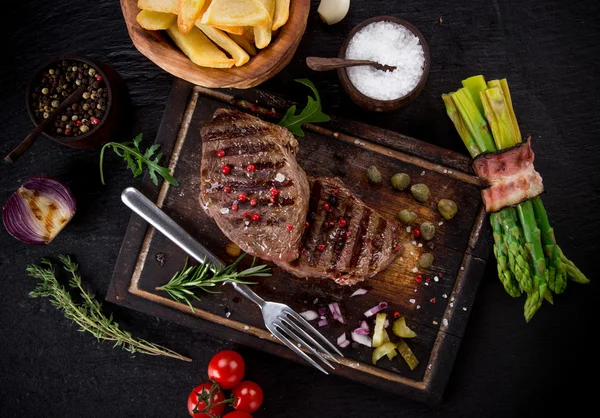 Bife de carne na mesa de pedra — Fotografia de Stock