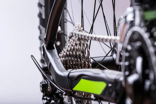 Close-up de uma bicicleta de montanha verde — Fotografia de Stock