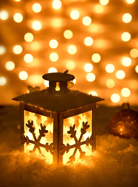 Sfondo natalizio con lanterna splendente — Foto Stock