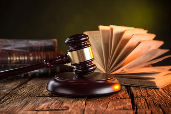 Wooden gavel and books on wooden table — Stock Photo, Image