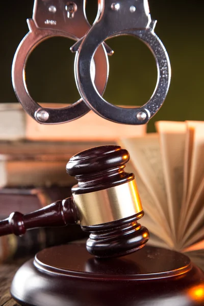 Wooden gavel and books on wooden table — Stock Photo, Image