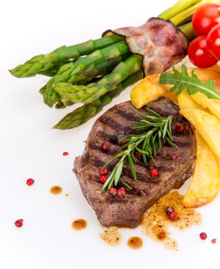 Beyaz arka planda biftekli biftek