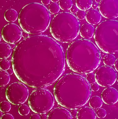 su yüzeyindeki petrol topraklar