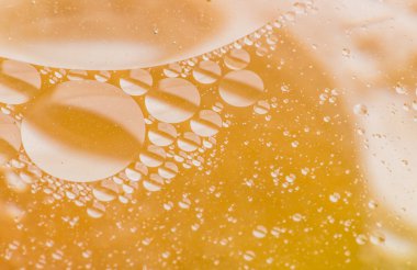 su yüzeyindeki petrol topraklar