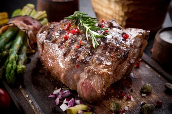 Bife de carne em mesa de madeira — Fotografia de Stock