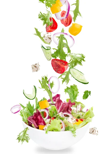 Ensalada fresca con vegetales voladores ingredientes — Foto de Stock