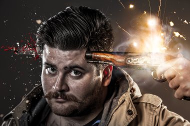 Onun Tapınağı'nda eski tabanca ile Selfmurderer
